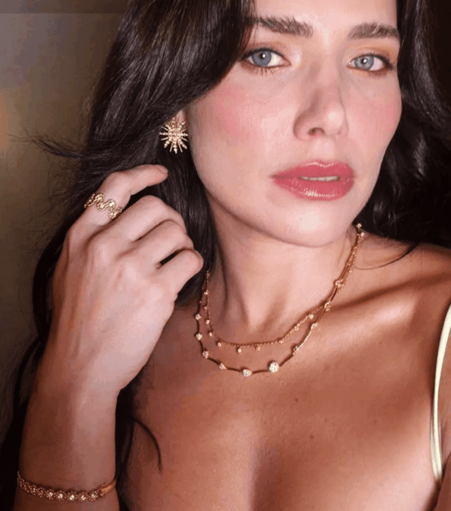 Leticia Collin usa joias Carla Amorim