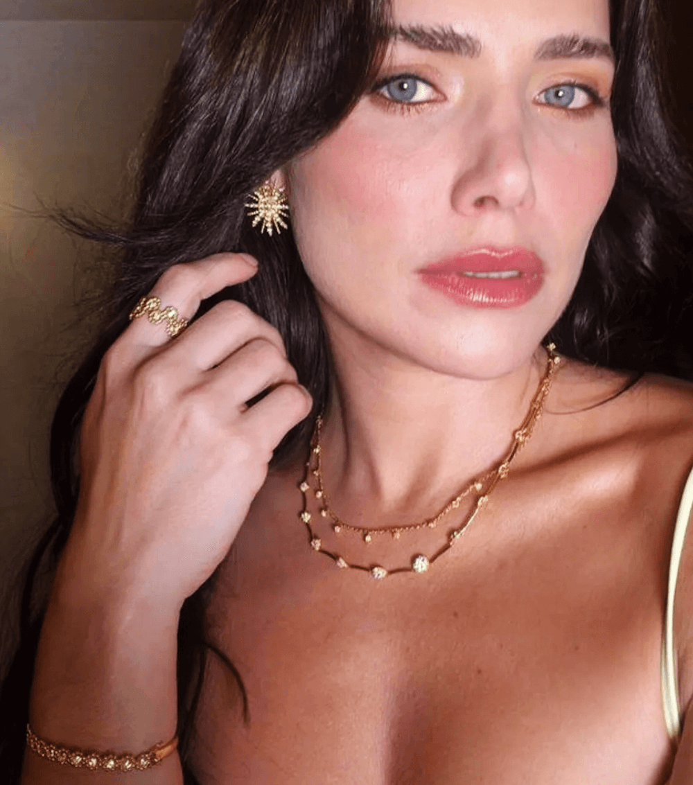 Leticia Collin usa joias Carla Amorim