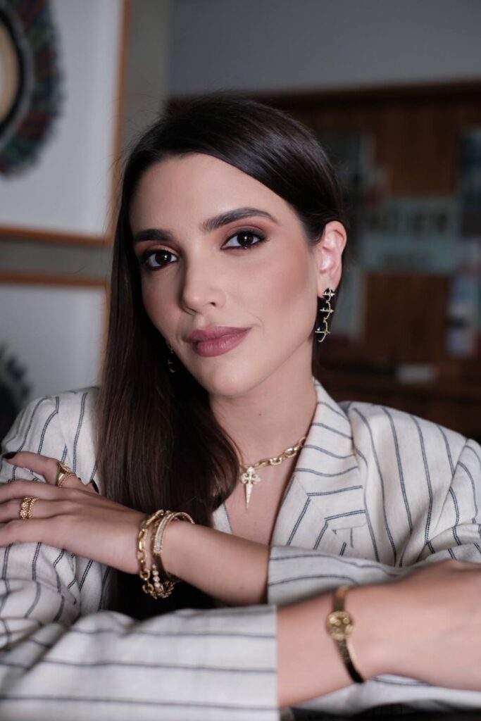 Camila Vidal usa joias Carla Amorim