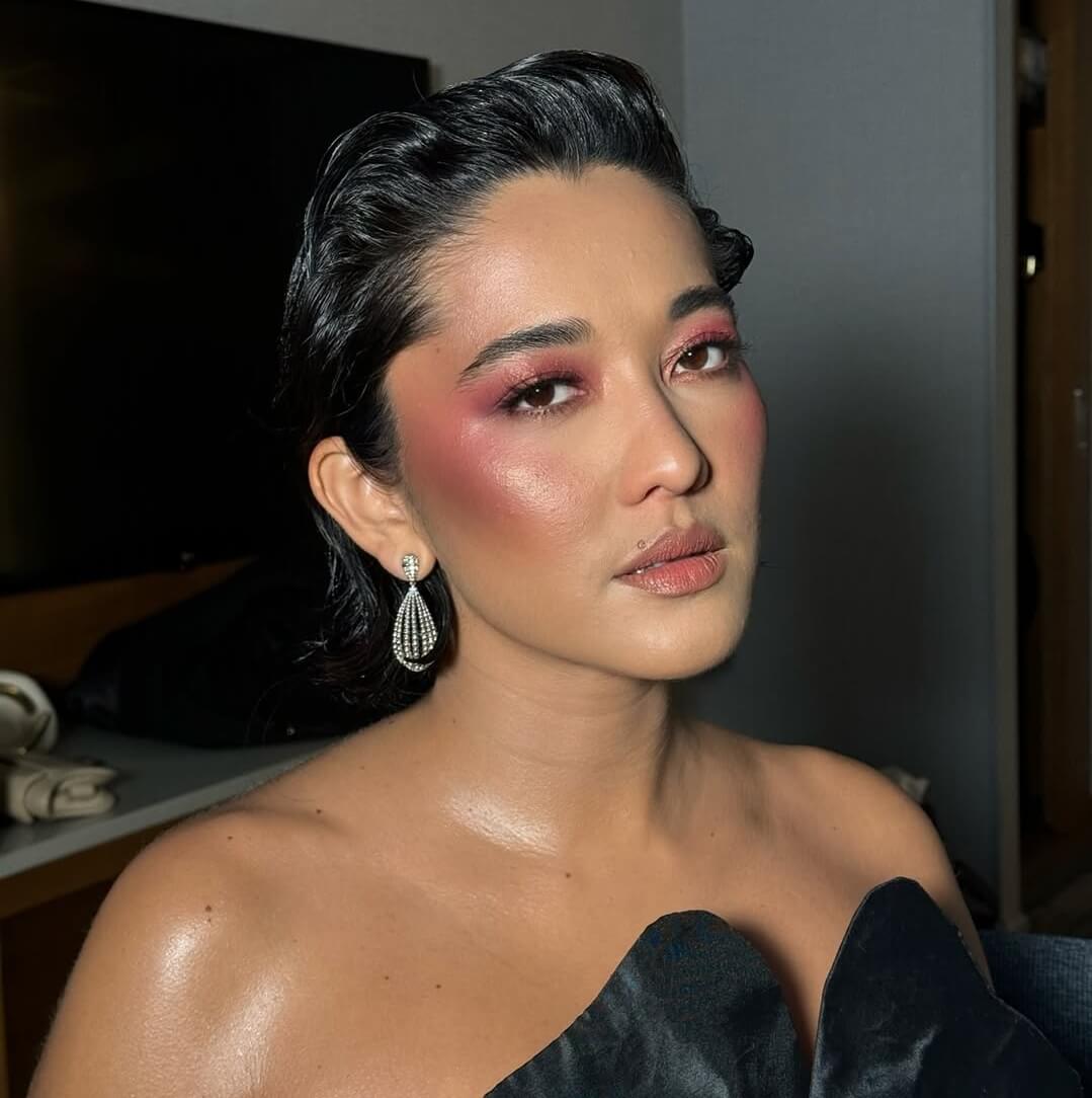 Jacqueline Sato usa joias Carla Amorim