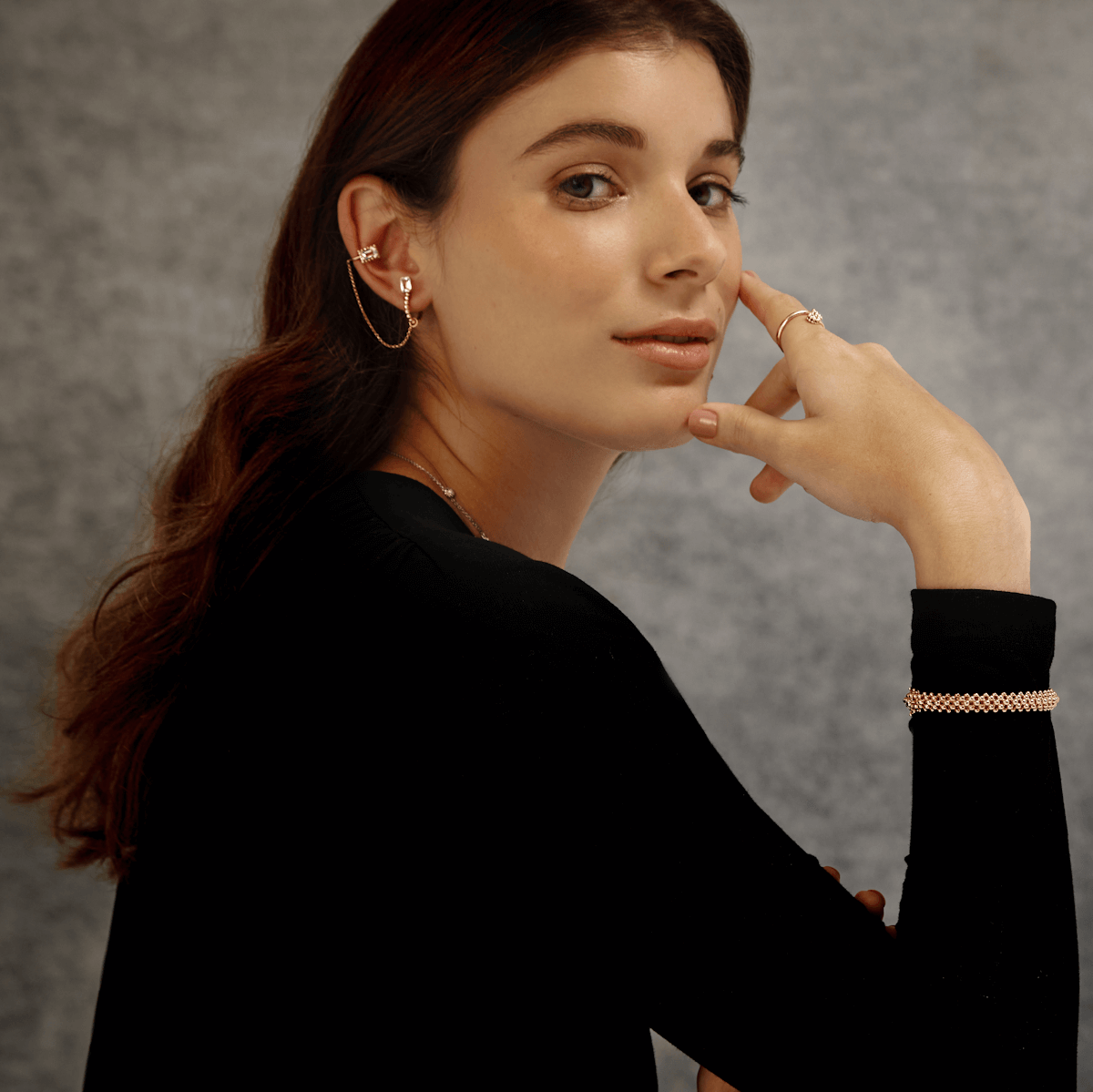 Giulia Bertolli usando joias Carla Amorim