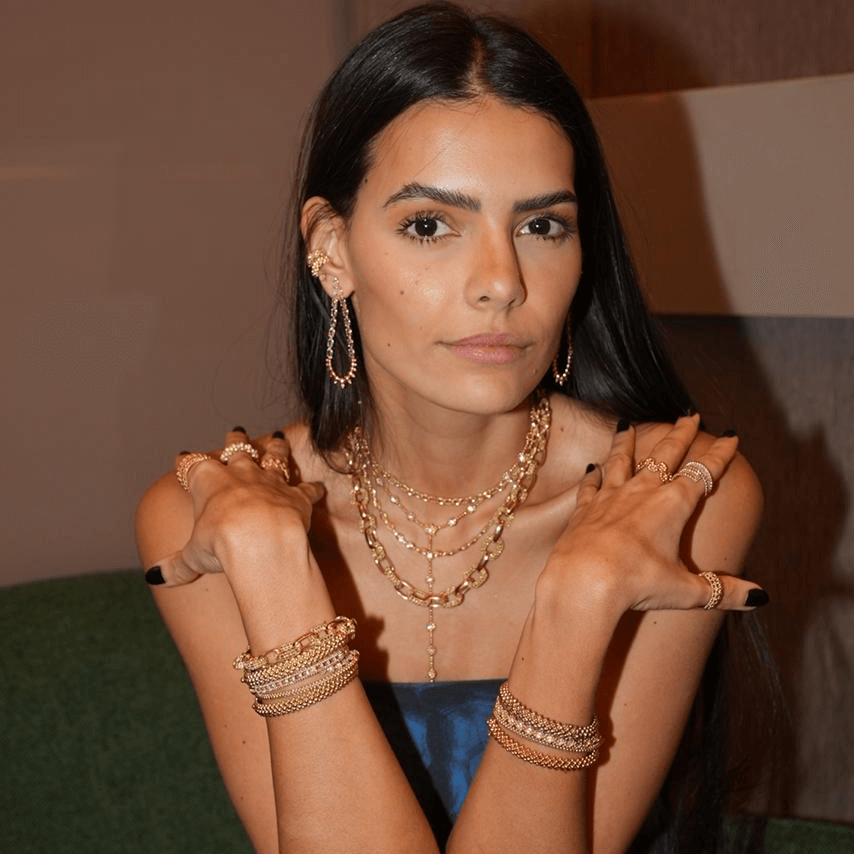 Lara Akell usando joias Carla Amorim