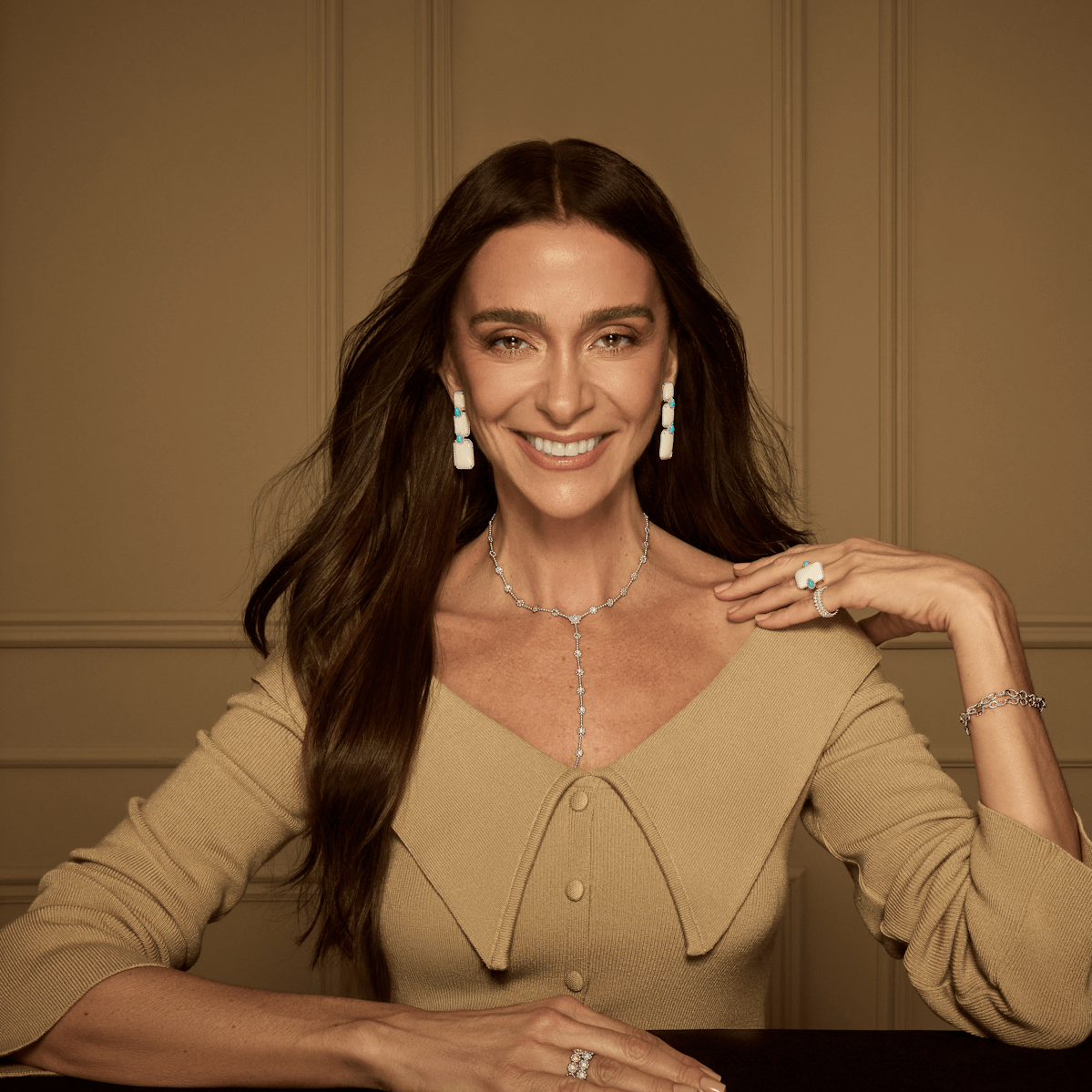 Monica Martelli usando joias Carla Amorim