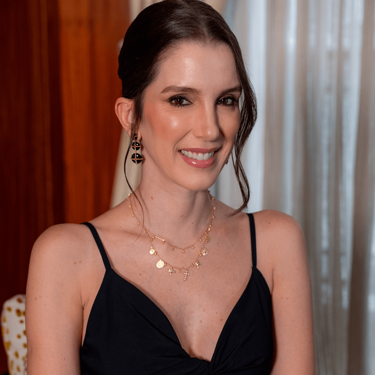 Tamara Rudge usando joias Carla Amorim