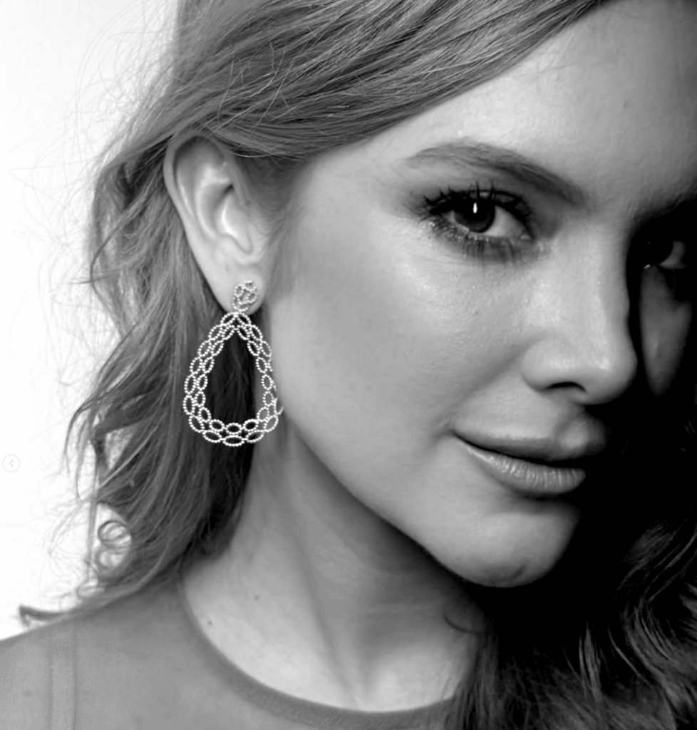 Yana Sardenberg usa joias Carla Amorim